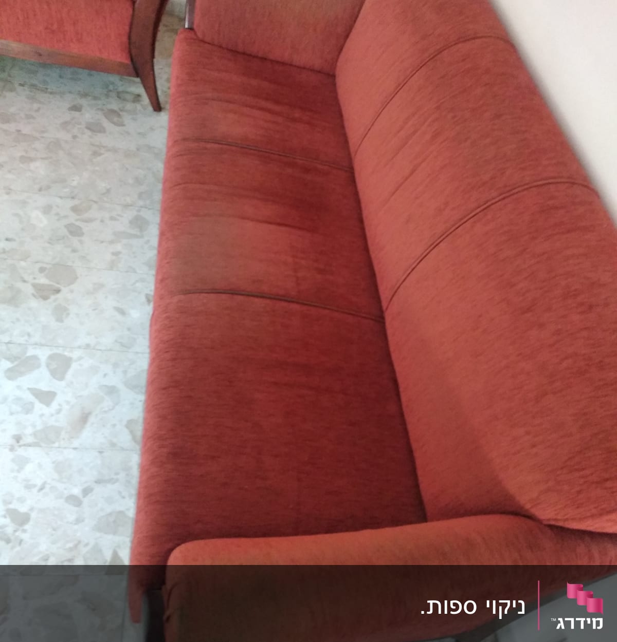 ספה אדומה עם כתמים על הידיות